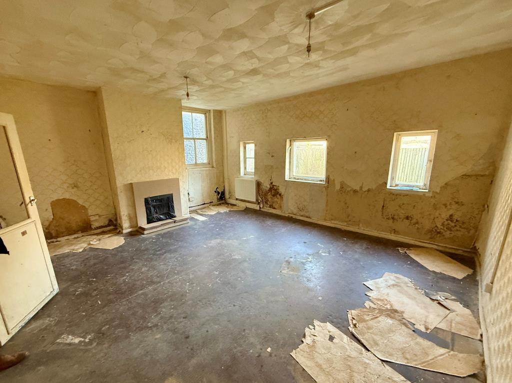 Lot: 129 - FREEHOLD RESIDENTIAL INVESTMENT - Living room